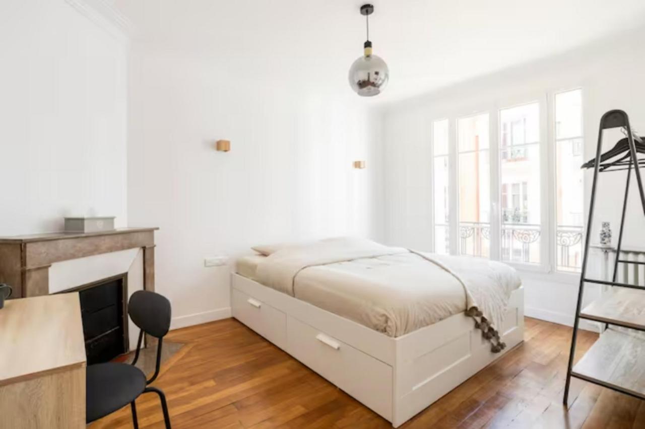 The Square, Paris-Asnieres, Private Apartment With Bedroom And Living Room Exterior photo